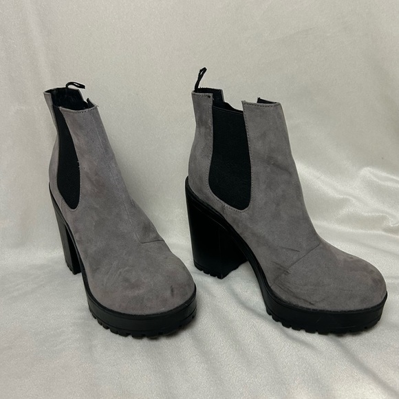 Divided Shoes - DIVIDED Gray Suede Women's Chunky Comfortable & Sturdy Ankle Boots Size 37 / 6.5